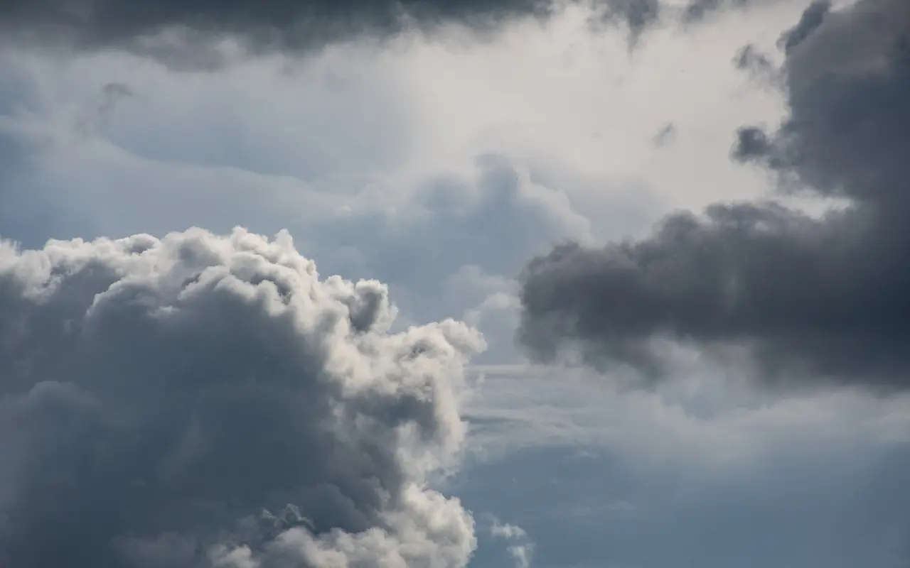 Cielo medio nublado con probabilidad de lluvia. Foto: Canva