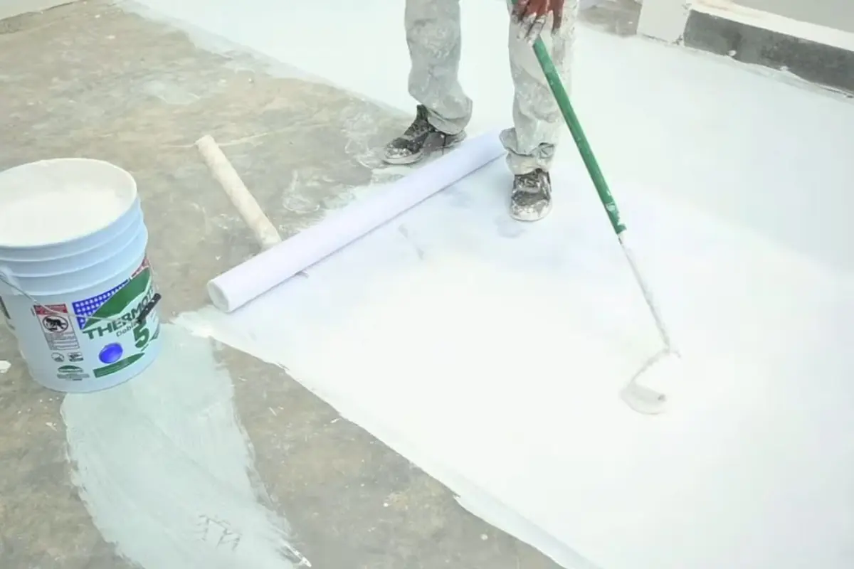 El impermeabilizante blanco refleja el 75% de la luz solar. Foto: Captura de pantalla YT @aditimpermxoficial7186