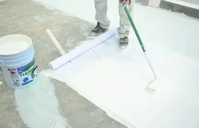 Paso a paso para aplicar impermeabilizante reflejante y reducir el calor en casa