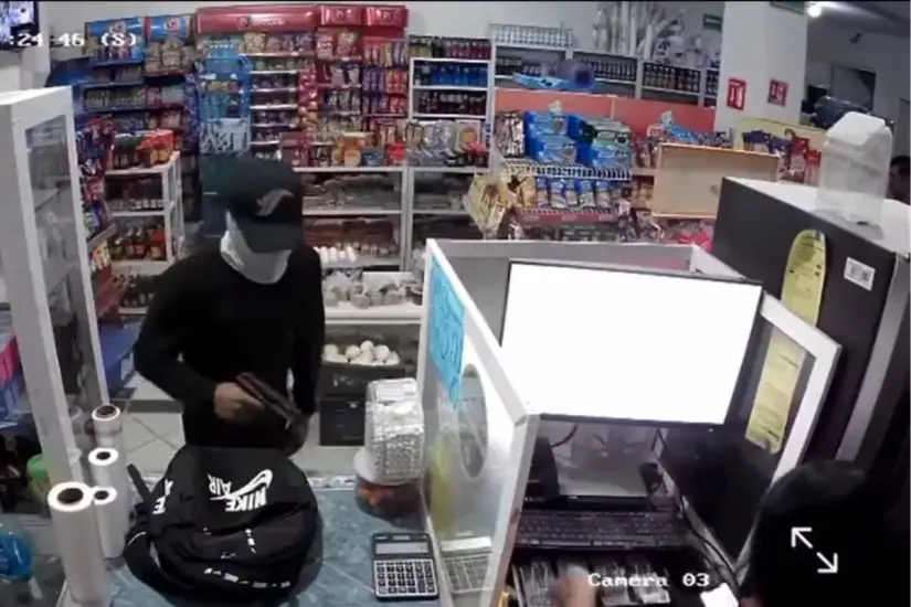 Usuarios en redes notaron que el asaltante “cortó cartucho” dos veces, lo que sugiere que el arma no tenía balas.  Foto: Facebook / SOS Rotativo