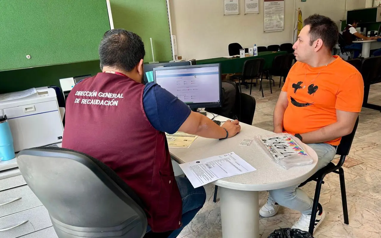Una persona está realizando su trámite de reemplacamiento. Foto: X/ @ComSocEdomex (Canva)