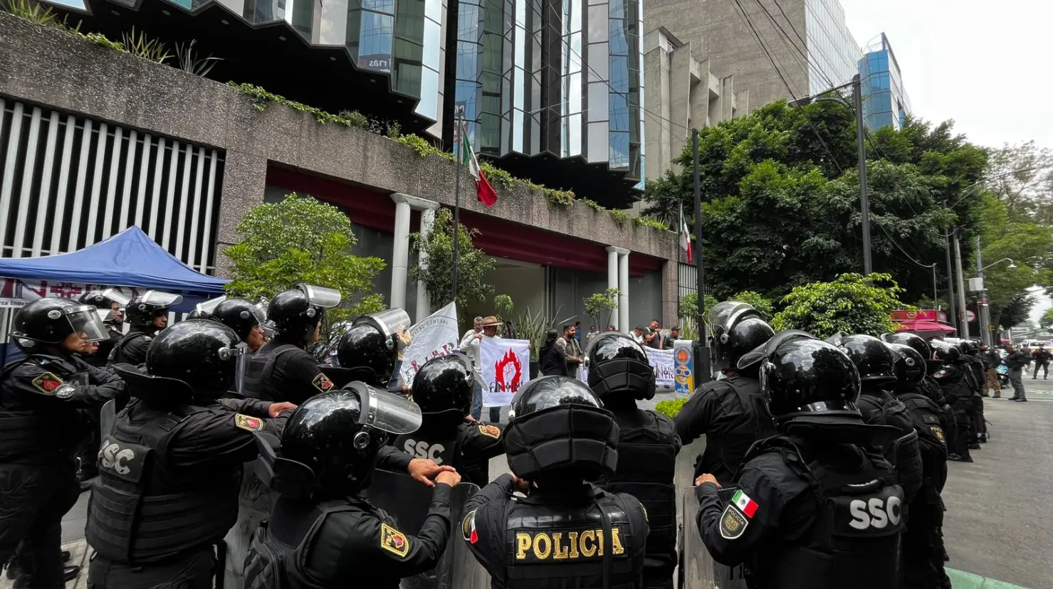 Policías de la SSC reprimiendo manifestación en CDMX. Foto: Laura Ávila