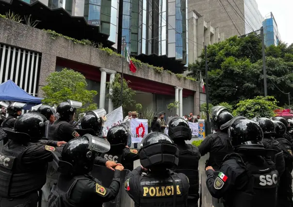 SSC CDMX reprime con jalones protesta pacífica de personal del IMSS Bienestar