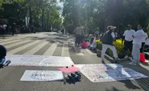 Trabajadores del IMSS Bienestar bloquean Paseo de la Reforma para denunciar irregularidades laborales