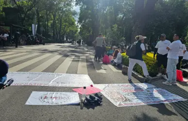 Trabajadores del IMSS Bienestar bloquean Paseo de la Reforma para denunciar irregularidades laborales