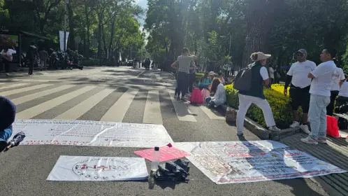 Trabajadores del IMSS Bienestar bloquean Paseo de la Reforma para denunciar irregularidades laborales