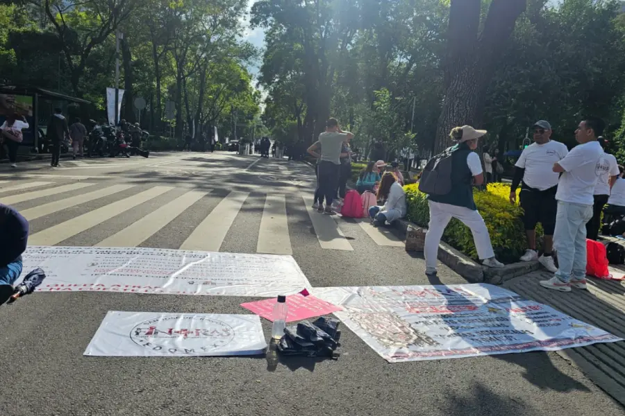 Trabajadores del IMSS Bienestar bloquean Paseo de la Reforma para denunciar irregularidades laborales