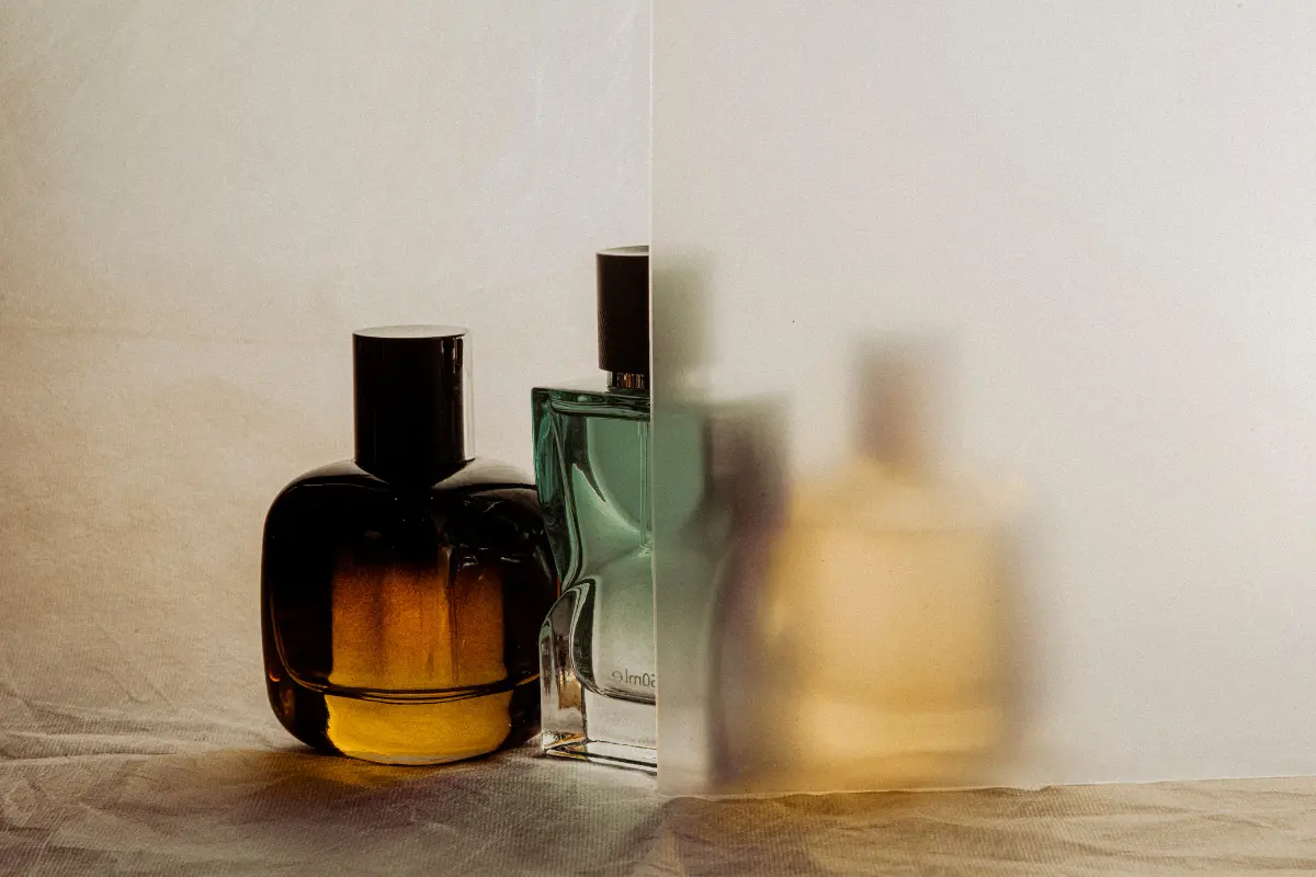 Un buen perfume masculino debe evocar frescura y confianza, elevando la elegancia personal en cada situación diaria. Foto: Canva