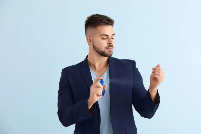 La fragancia masculina ideal fusiona frescura y sofisticación, aportando esa esencia de confianza y distinción que todos buscan. Foto: Canva