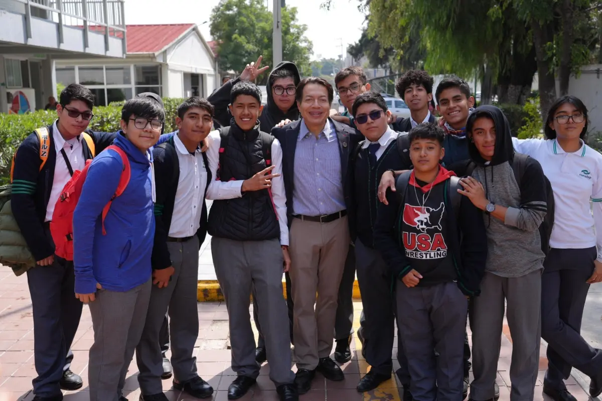 Mario Delgado junto a alumnos de secundaria Foto: X(Twitter) @SEP_mx
