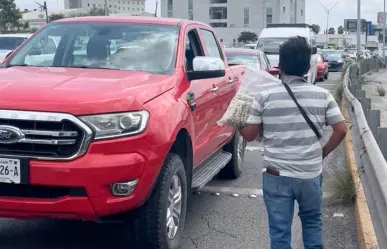 Caos vial en Monterrey: vendedor ambulante aprovecha cierre en Constitución para vender y sobrevivir