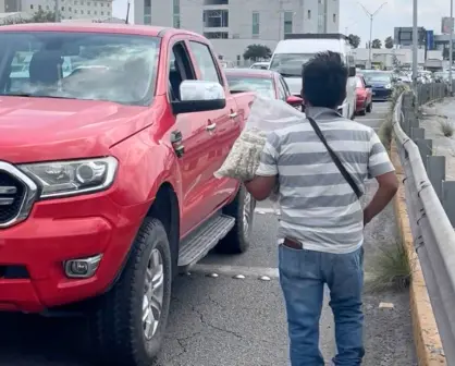 Caos vial en Monterrey: vendedor ambulante aprovecha cierre en Constitución para vender y sobrevivir