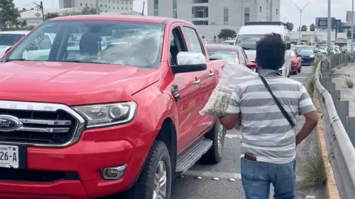 Caos vial en Monterrey: vendedor ambulante aprovecha cierre en Constitución para vender y sobrevivir