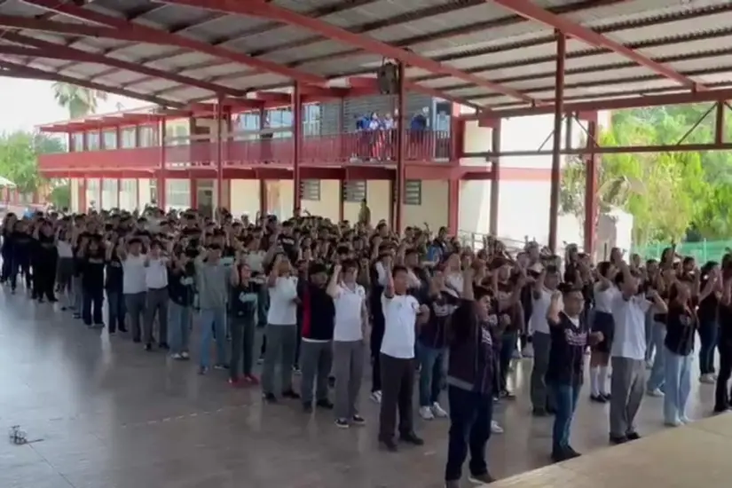 Alumnos practicando la coreografía de su graduación |Foto: FB
