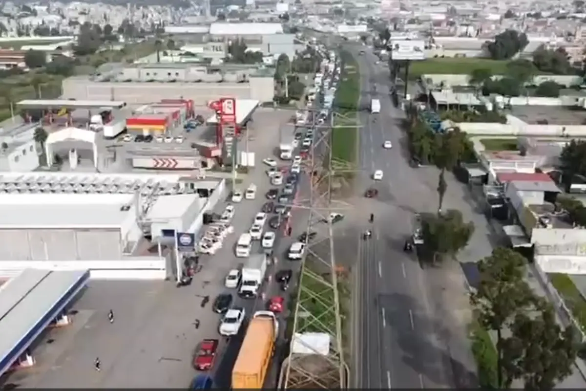 Cierre de una tramo en la carretera Texcoco-Lechería.  Foto: Manuel López