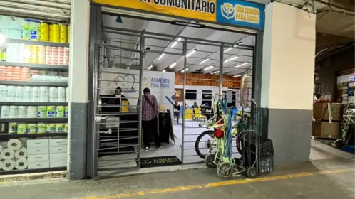 Comida de a 20 pesos: así es el comedor comunitario del Dr. Simi en la Central de Abasto