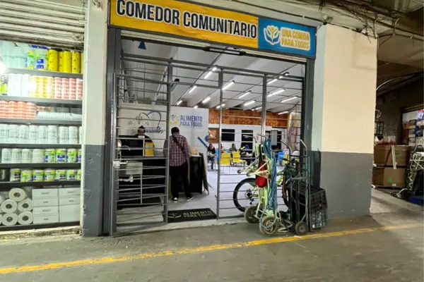 Comida de a 20 pesos: así es el comedor comunitario del Dr. Simi en la Central de Abasto