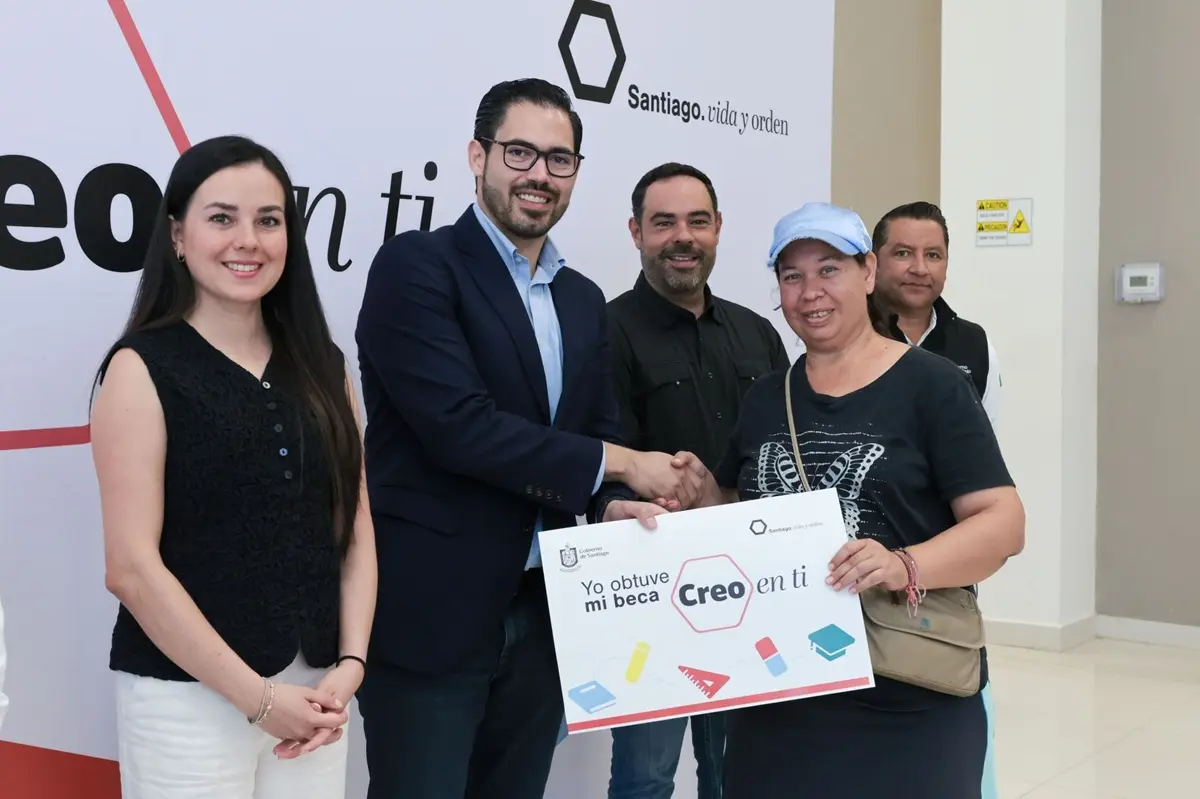 El alcalde de Santiago, David de la Peña, entregó las becas Creo en ti para que los estudiantes de educación básica continúen sus estudios. Foto: Facebook David de la Peña