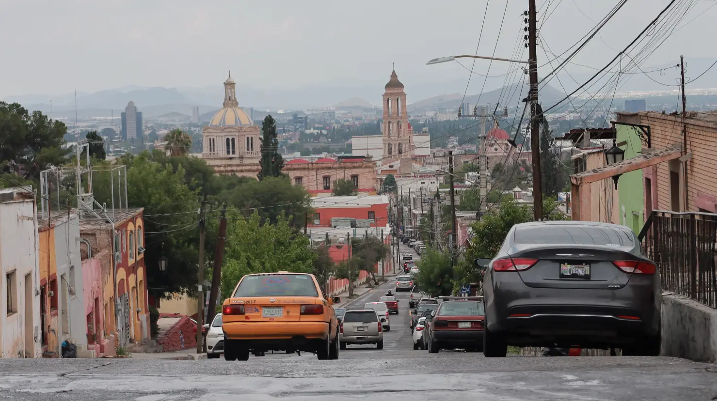 Desde las montañas del sur hasta los fraccionamientos del norte, Saltillo no solo crece: también desciende. (Fotografía: Édgar Romero)