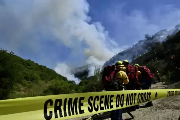 Detienen a adolescente en California por provocar incendio forestal