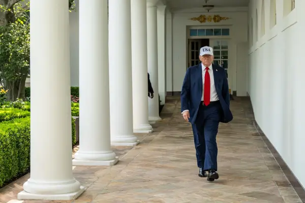 Donald Trump demanda a California por participación de atletas transgénero