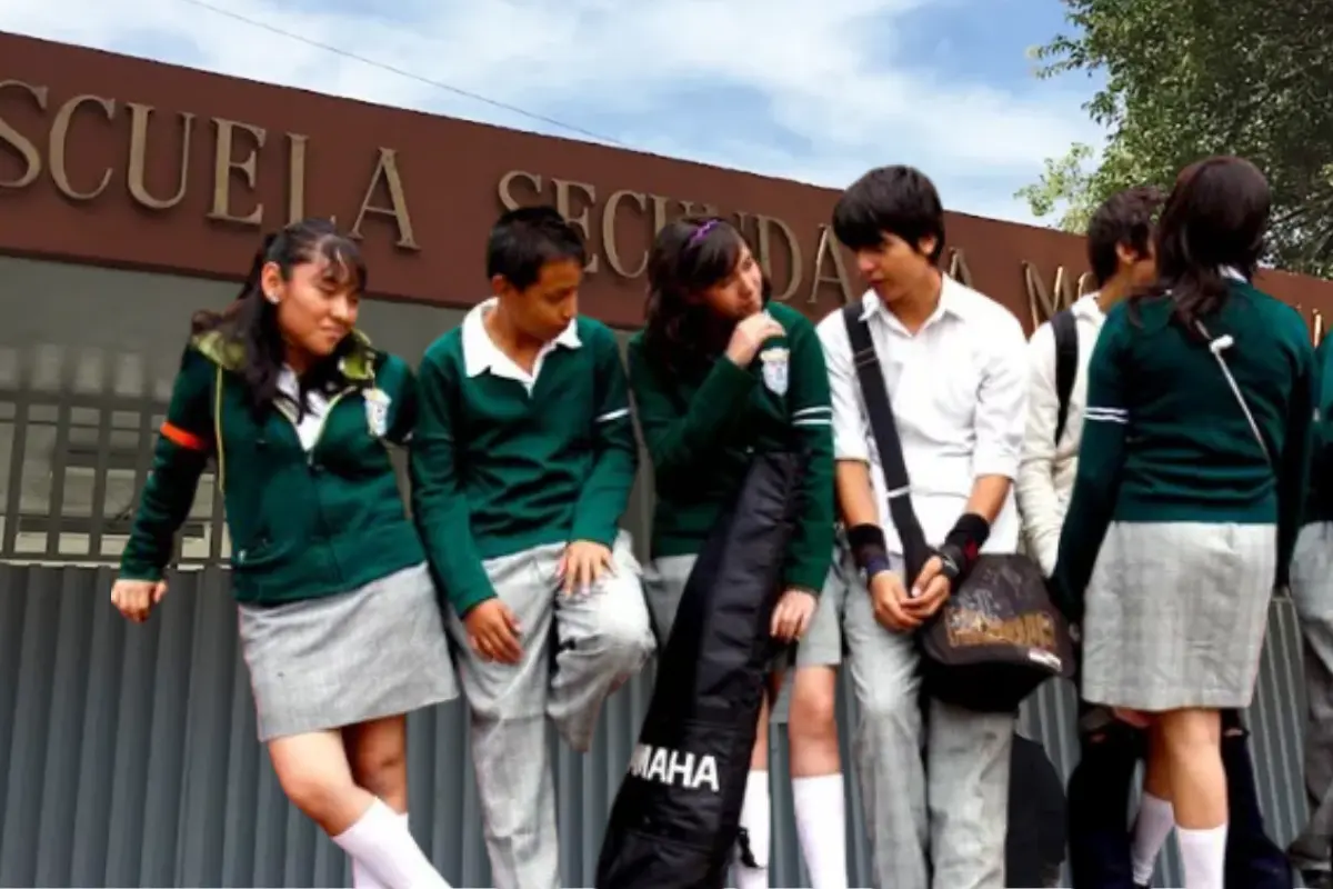 Estudiantes de secundaria de CDMX. Foto: jefaturadegobierno.cdmx.gob | Canva