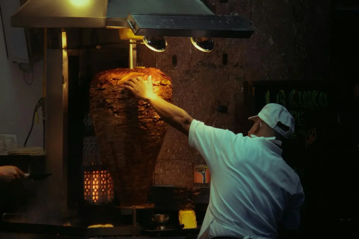 Taquero con trompo de pastor Foto: X(Twitter) @USEmbassyMEX