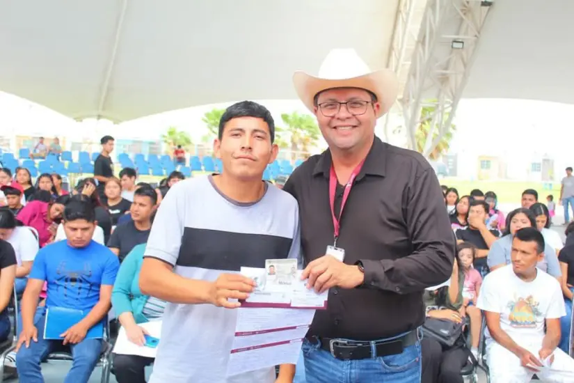 Entrega de tarjetas de Bienestar en la cual se depositan los recursos de Jóvenes Construyendo el Futuro. Foto: Carlos García