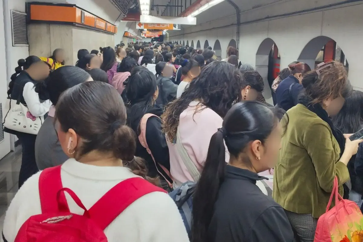 Usuarios de la línea 7 esperando el Metro. Foto: X(@ClausTC11)