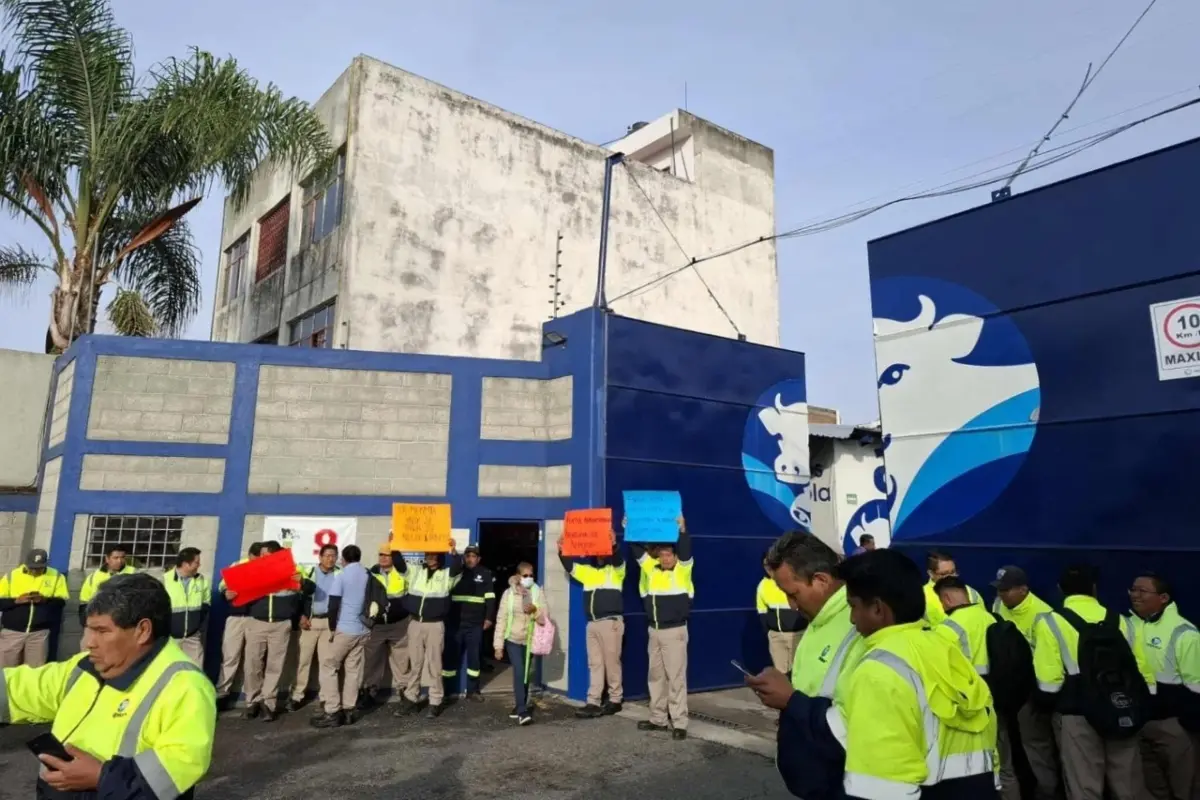 Trabajadores protestando a las afueras de la planta de Alpura Foto: X(Twitter) @janethleontv