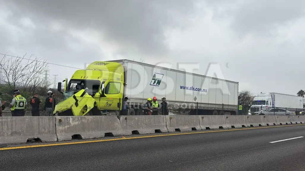 VIDEO | Choque entre tráileres deja un muerto y caos vial en Libramiento Noroeste