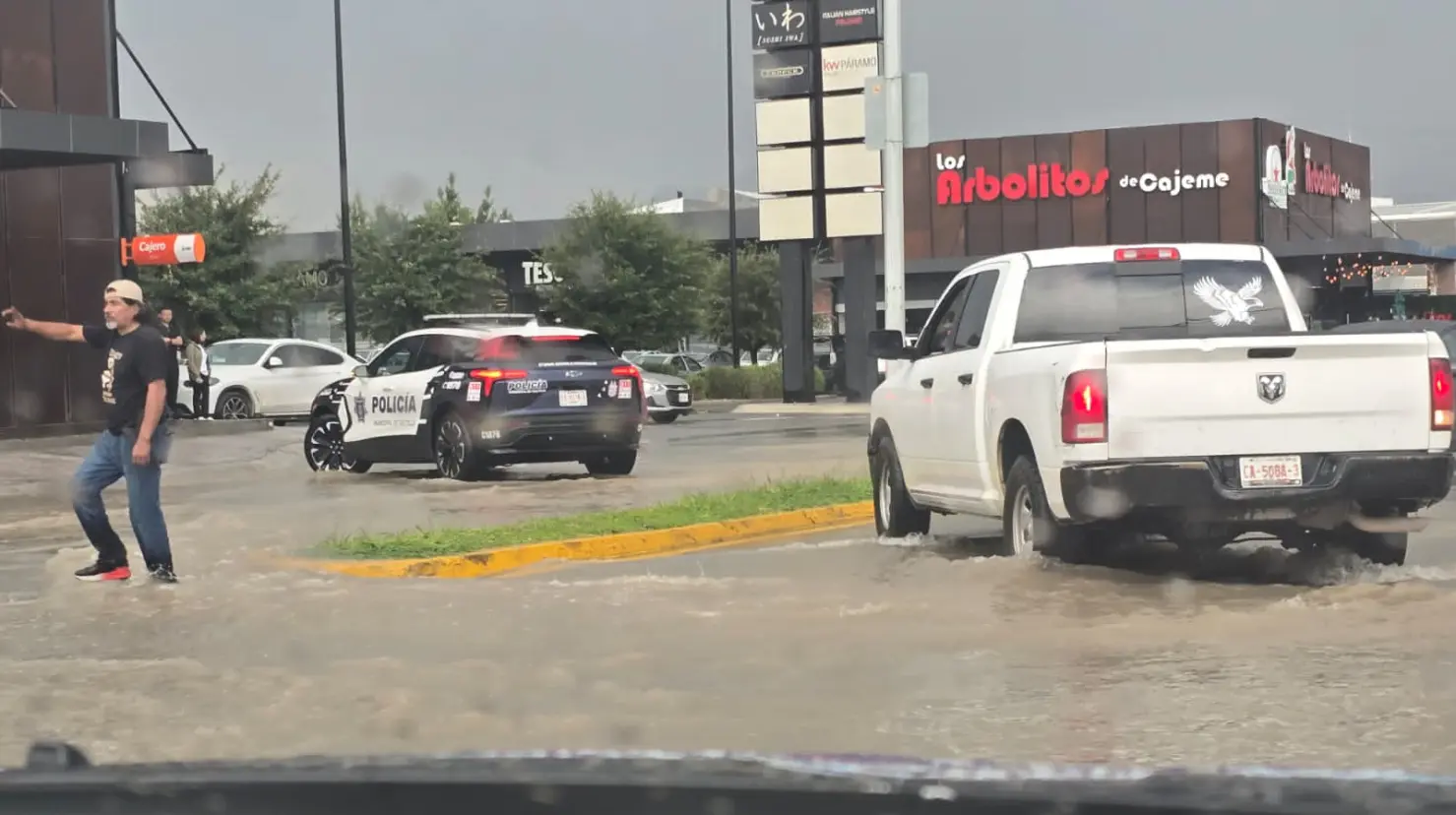 Al momento, los elementos policiales han auxiliado a automovilistas que se quedaron varados en esos puntos. (Fotografía: Gobierno de Saltillo)