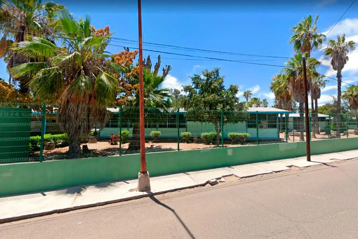 En las afueras de la conocida secundaria Ricardo Flores Magón, en Ciudad Constitución, se localizó una de las 3 narcomantas. Foto: Google Maps.