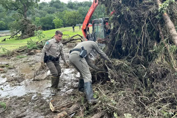 Confirman muerte de 2 mexicanos por inundaciones en Texas