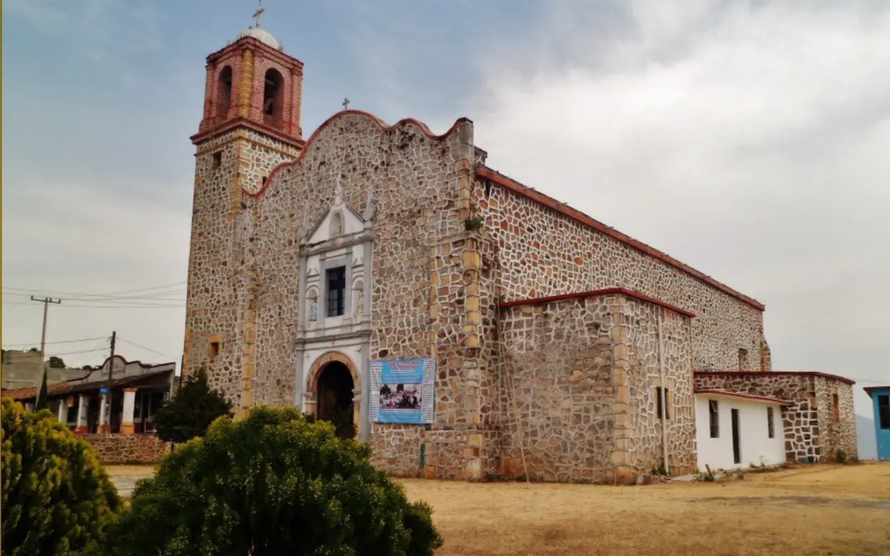 Parroquia de San Andrés Apóstol. Foto: X/ @eriko_florespz (Canva)