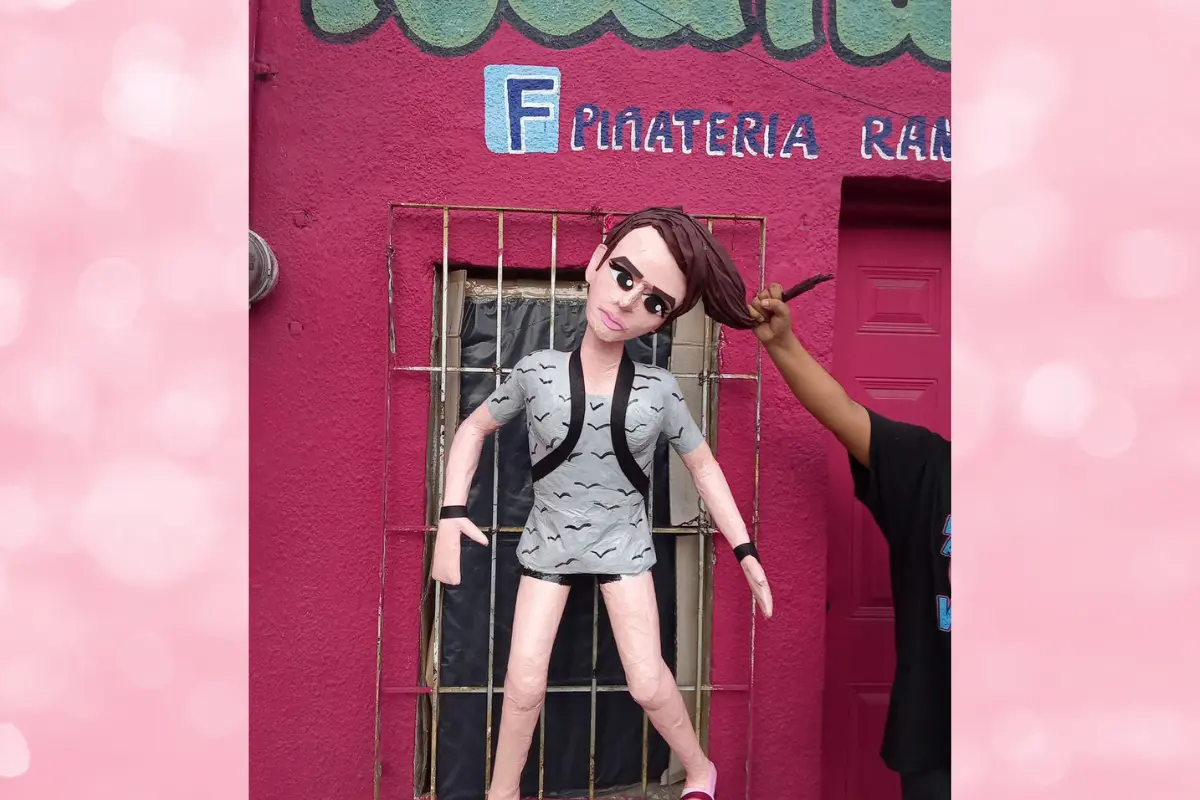 La figura, creada por la famosa Piñatería Ramírez de Reynosa, Tamaulipas, recrea el momento exacto en que es jalada del cabello por la hija de la dueña legítima del inmueble. Foto: Facebook Ladies Invasoras