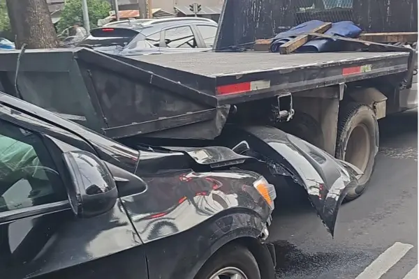 Accidente en Azcapotzalco: automovilista termina herido tras estrellarse contra grúa