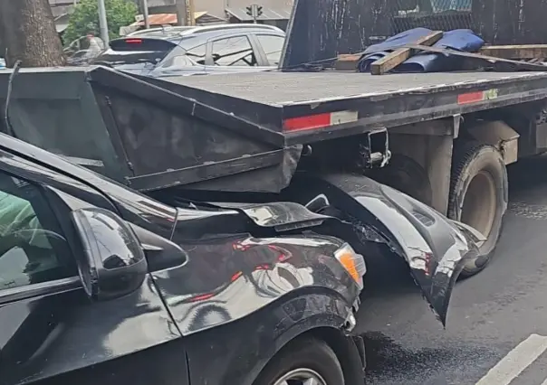 Accidente en Azcapotzalco: automovilista termina herido tras estrellarse contra grúa