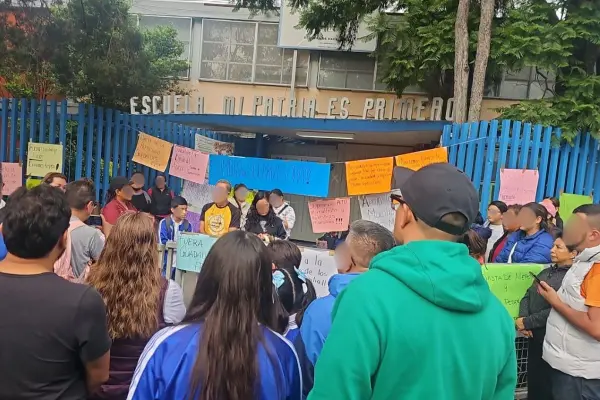 Padres de familia en Azcapotzalco exigen destitución de supervisora escolar
