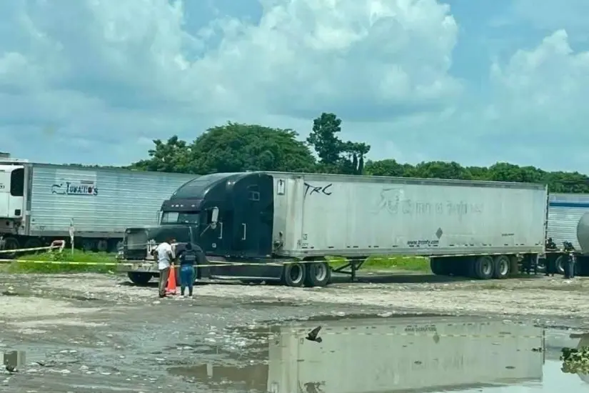 El cuerpo del trailero fue localizado al interior del camarote de su unidad. Foto: Carlos García