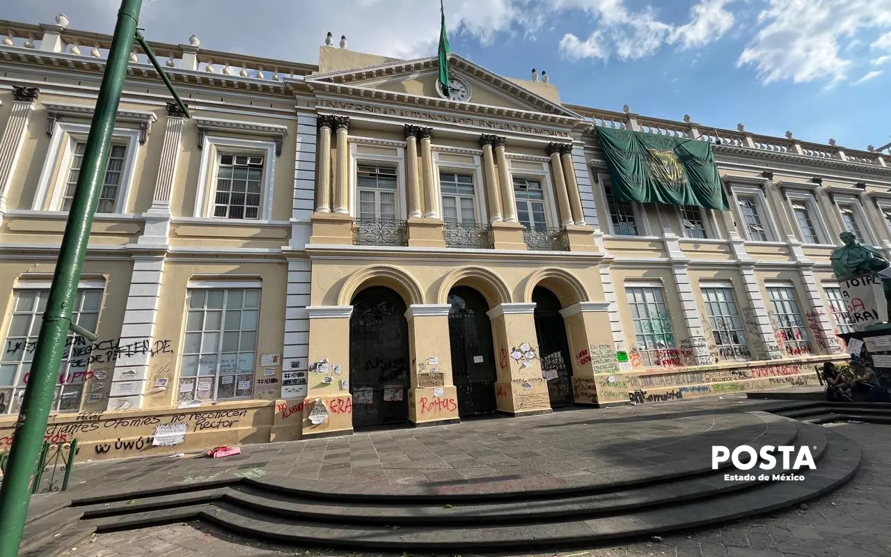 La Universidad Autónoma del Estado de México luce llena de grafitis como parte de la protesta estudiantil. Foto: Alberto Dzib