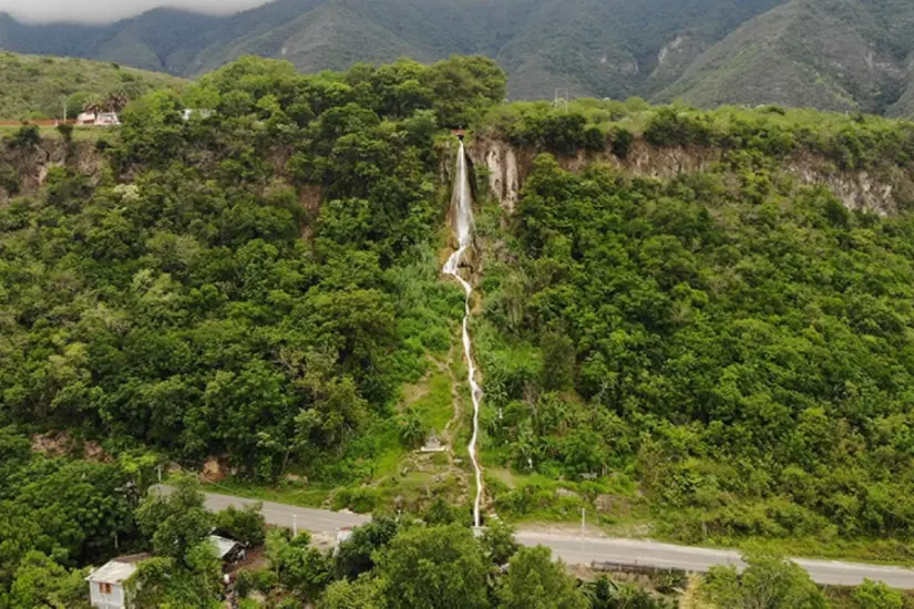 Cascada y escultura de la virgen del Chorrito, previo a llegar al santuario religioso. Foto: Carlos García