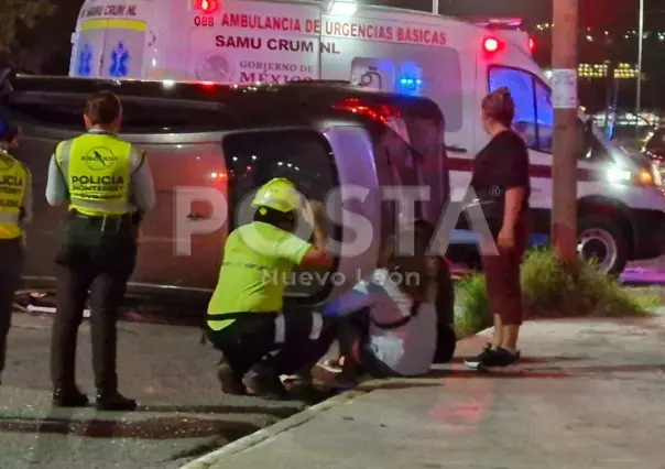 VIDEO | Taxi de aplicación sufre volcadura y deja 3 heridos en Monterrey