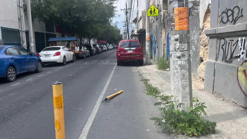 Automovilistas destruyen delimitadores de carril en el Centro de Monterrey para estacionarse en zonas peatonales