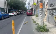 Automovilistas destruyen delimitadores de carril en el Centro de Monterrey para estacionarse en zonas peatonales