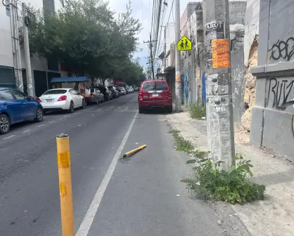 Automovilistas destruyen delimitadores de carril en el Centro de Monterrey para estacionarse en zonas peatonales