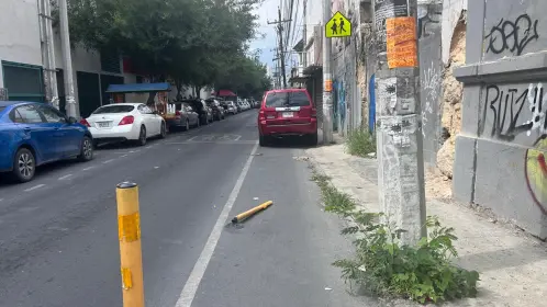 Automovilistas destruyen delimitadores de carril en el Centro de Monterrey para estacionarse en zonas peatonales