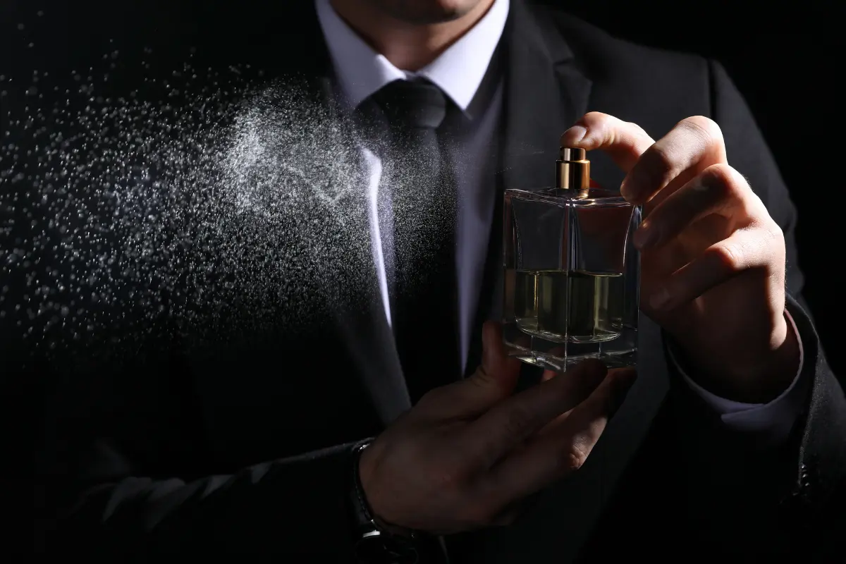Yves Saint Laurent tiene un perfume amaderado que deja huella, excelente opción para una noche de alta temperatura. Foto: Canva
