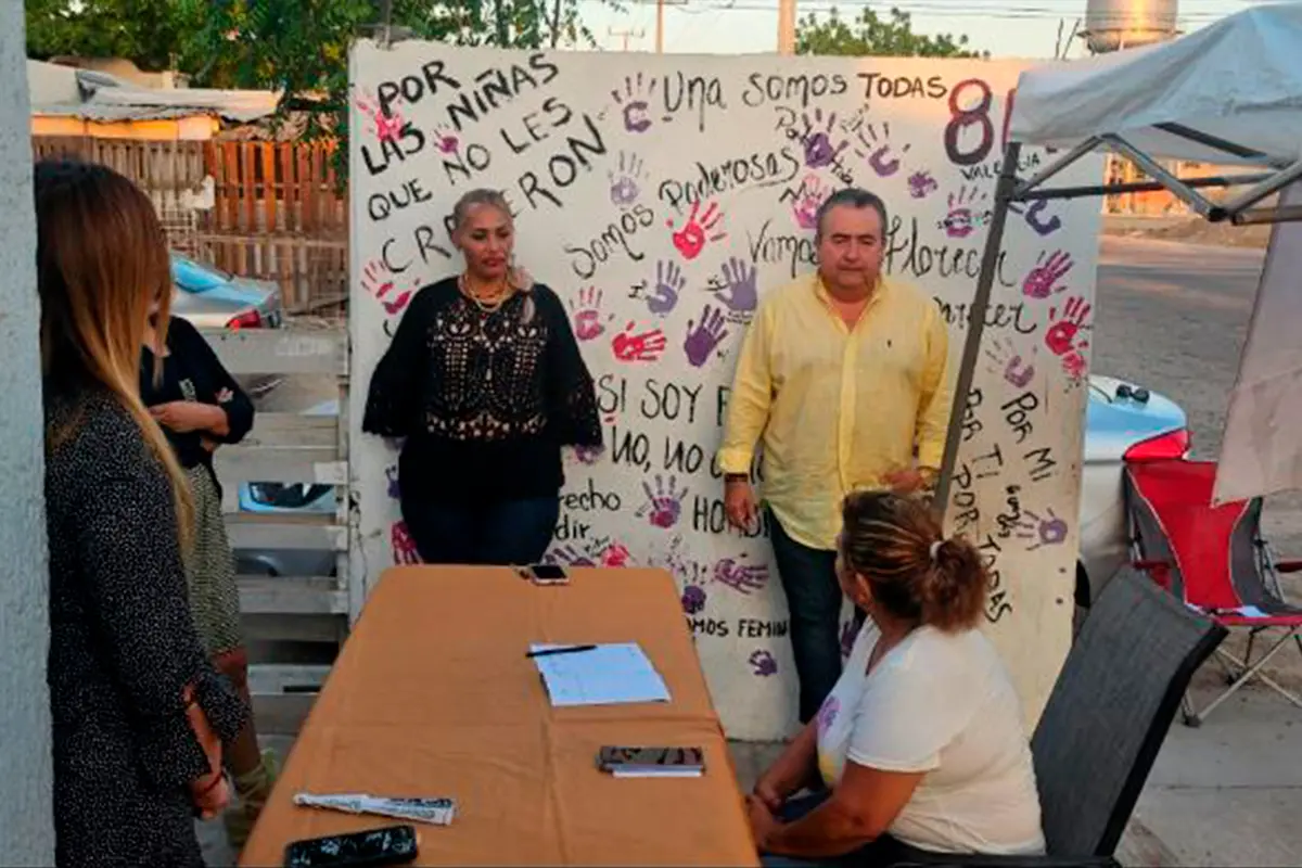 Un grupo de profesionistas invitan a una jornada de orientación jurídica gratuita en la colonia Camino Real de La Paz. Foto: Valessia Taylor.