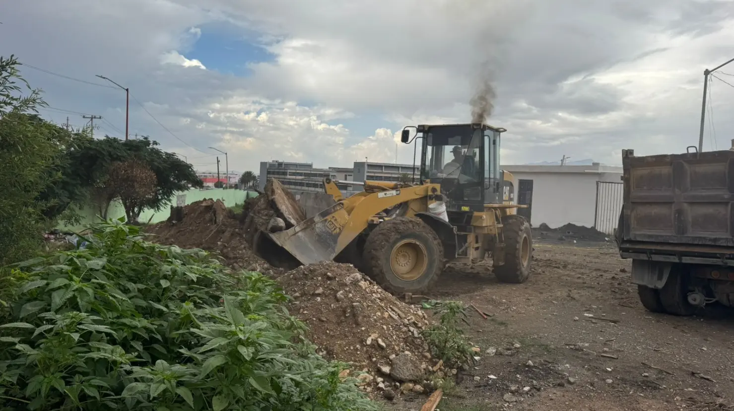 Se dispusieron camiones para realizar las labores de retiro del material. (Fotografía: Gobierno de Saltillo)
